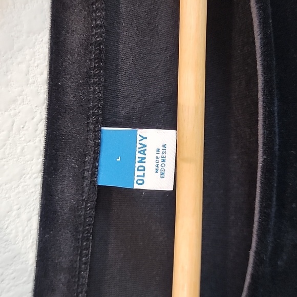 Old Navy Black Velvety Crop Sweatshirt - Picture 2 of 7